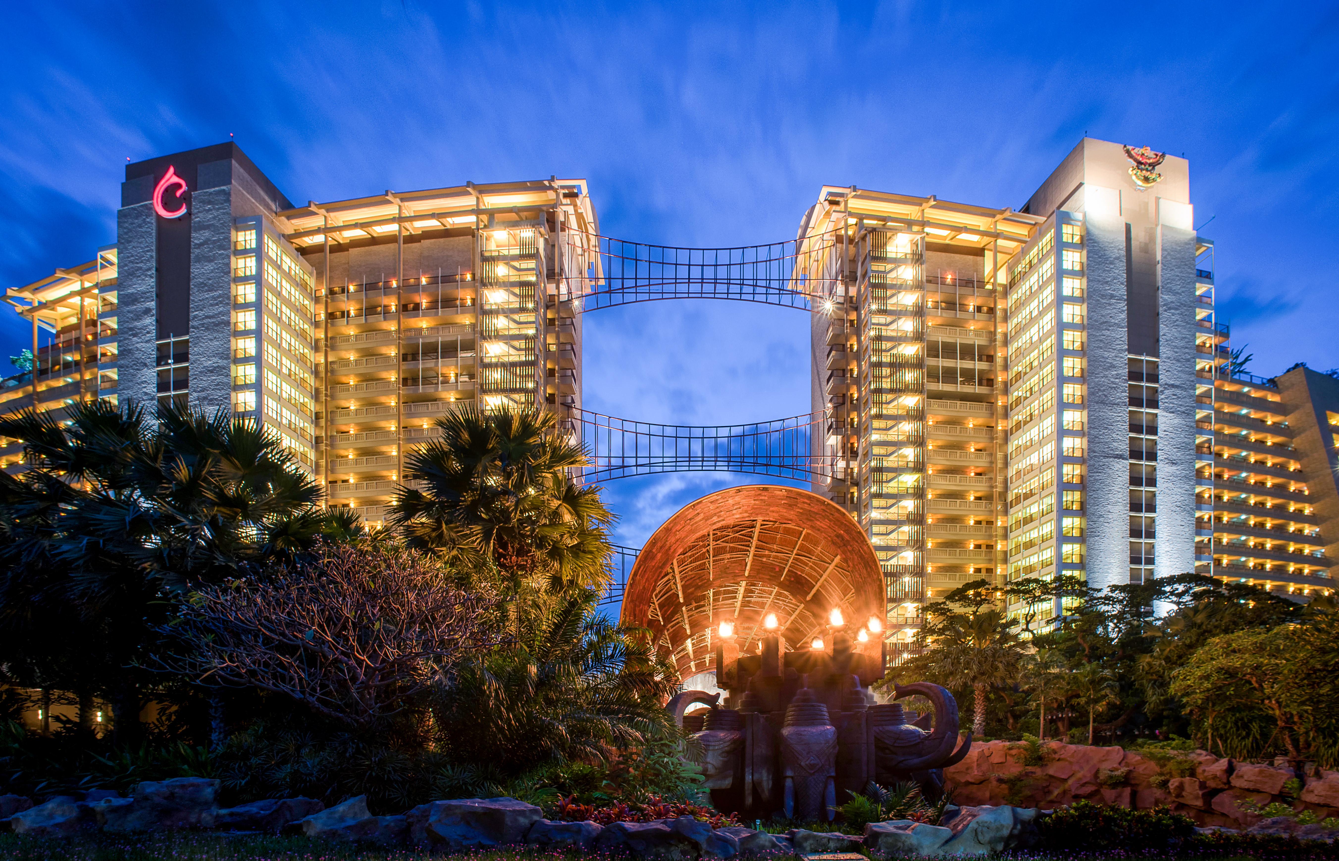 Centara Grand Mirage Beach Resort Pattaya Exterior photo The hotel at night