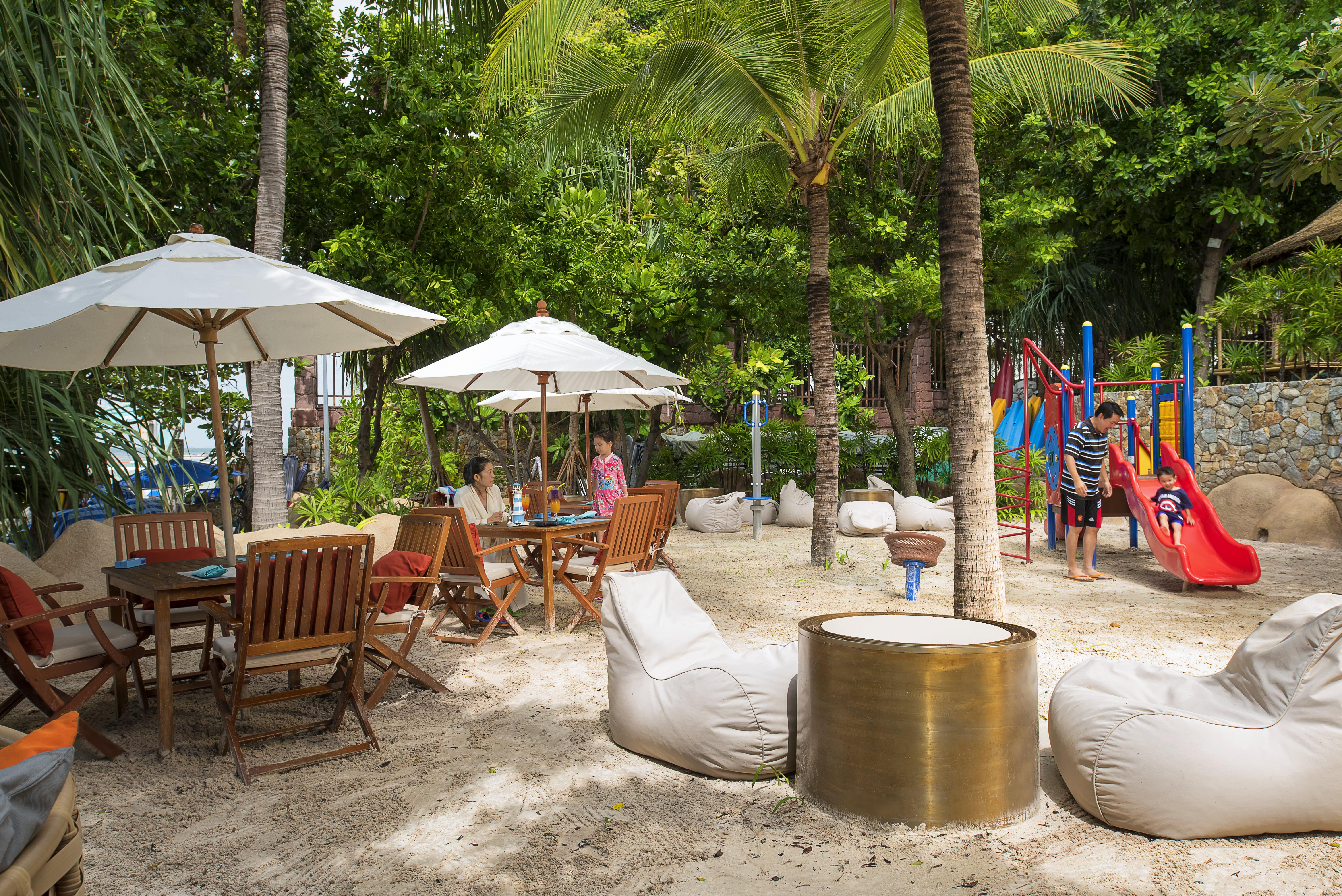 Centara Grand Mirage Beach Resort Pattaya Exterior photo Playground at the hotel