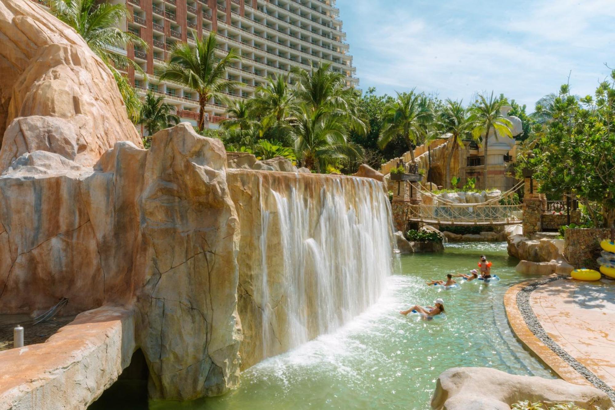 Centara Grand Mirage Beach Resort Pattaya Exterior photo Waterfall at the Water Park