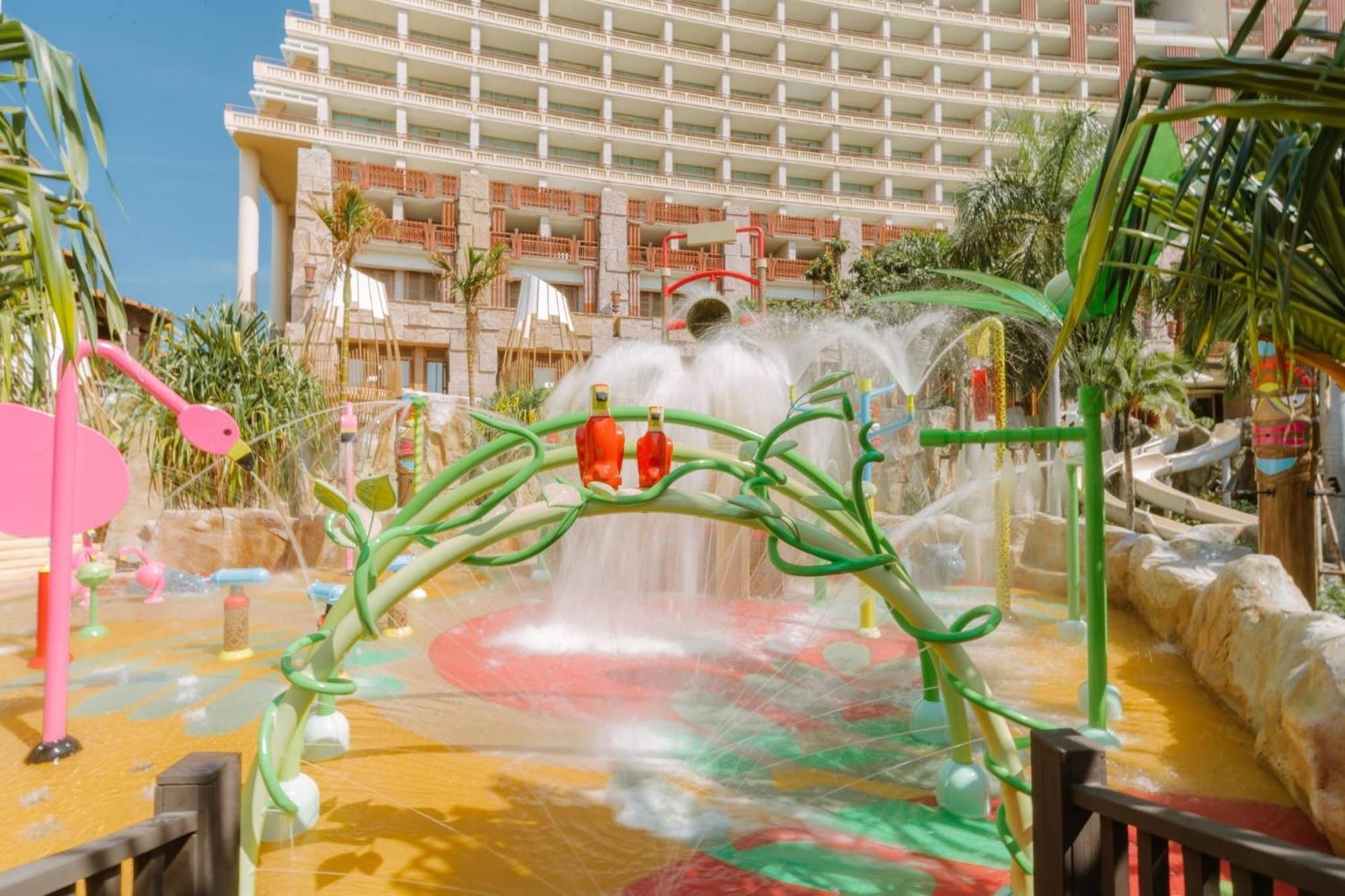 Centara Grand Mirage Beach Resort Pattaya Exterior photo The water park