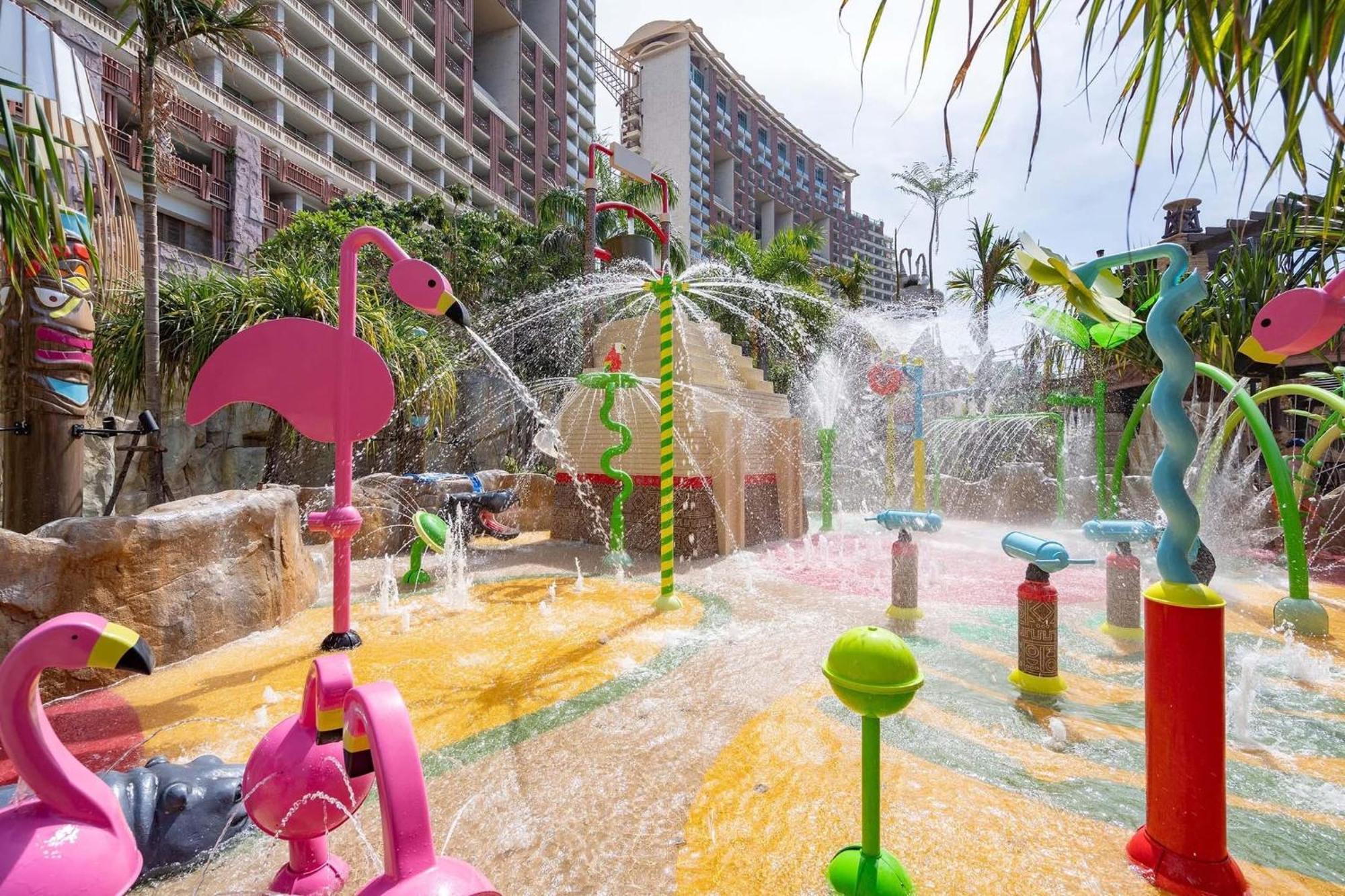 Centara Grand Mirage Beach Resort Pattaya Exterior photo Splash Island